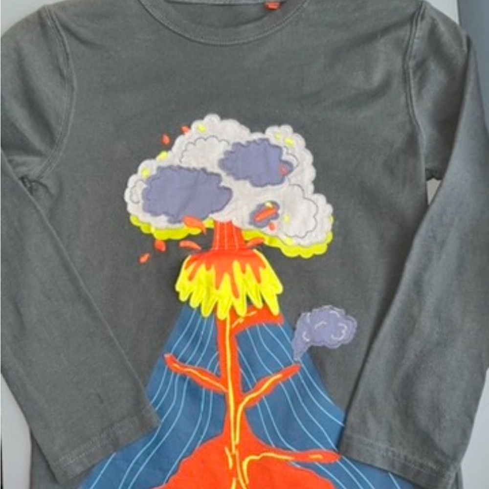Mini Boden NWOT Volcano lift the flap Long Sleeve Tee size 5/6 nwot